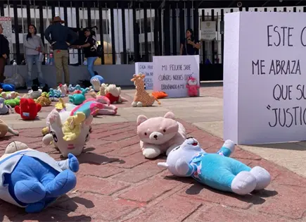 Con peluches, denuncian maltrato a ni&ntilde;os en juzgados de SLP