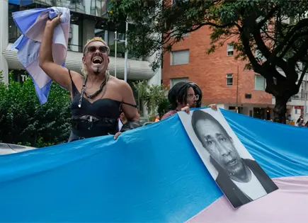 Familias y activistas respaldan derechos LGBTQ+ en Ecuador