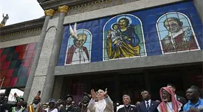 Le&oacute;n XIV se lanza contra el "pu&ntilde;ado de tiranos"