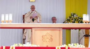 El Papa pide a obispos huir de privilegios y no alejarse del pueblo