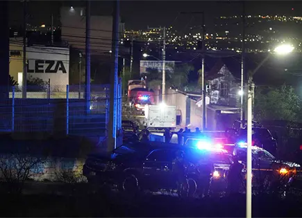 Ri&ntilde;a en pelea de gallos clandestina deja 5 muertos