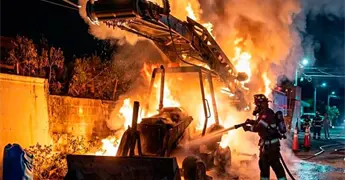 Arde maquinaria que usaban para arreglar calle