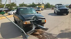 Conductor derriba luminaria en bulevar de Valles
