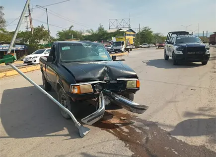 Conductor derriba luminaria en bulevar de Valles