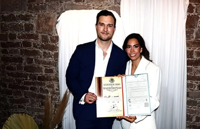 &iexcl;ENAMORADOS!EFECT&Uacute;AN SU ENLACE CIVIL