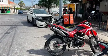 Motociclista choca contra una camioneta