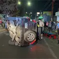 Rescatan a hombre atrapado en camioneta volcada (video)
