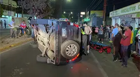 Rescatan a hombre atrapado en camioneta volcada (video)