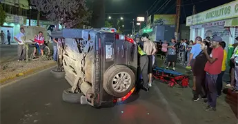 Rescatan a hombre atrapado en camioneta volcada (video)