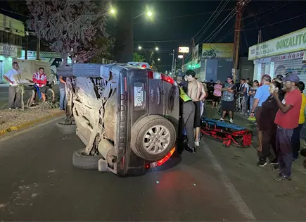 Rescatan a hombre atrapado en camioneta volcada (video)