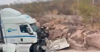 Se impacta tr&aacute;iler contra cerro en Libramiento