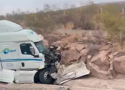 Se impacta tr&aacute;iler contra cerro en Libramiento