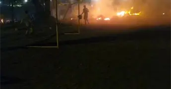 Voraz incendio alcanza una cancha de futbol