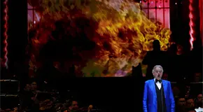 Andrea Bocelli cautiva a m&aacute;s de 130,000 en concierto en Z&oacute;calo