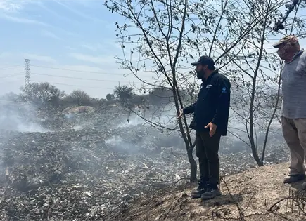 Autoridades municipales controlan incendio y basura en El Charquillo