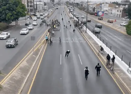 Colectivos ciclistas bloquean avenida Salvador Nava