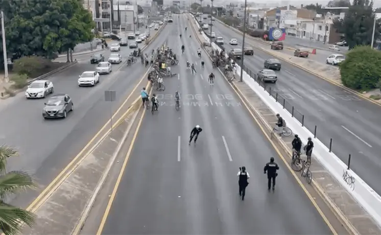 Colectivos ciclistas bloquean avenida Salvador Nava