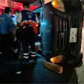 Conductor es aplastado por su camioneta al volcar