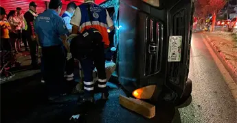 Conductor es aplastado por su camioneta al volcar