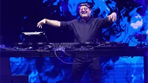 Padre Guilherme celebra misa techno en Plaza de Mayo por papa Francisco