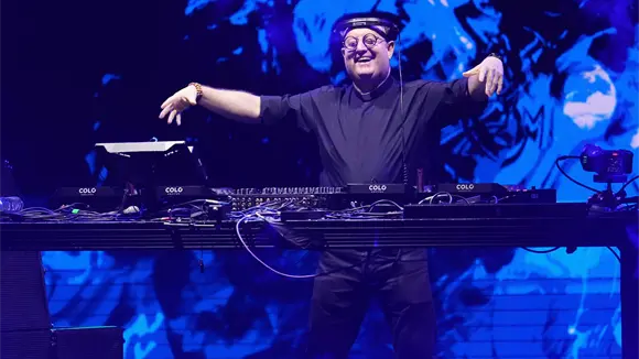 Padre Guilherme celebra misa techno en Plaza de Mayo por papa Francisco