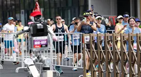 Robot humanoide de Honor gana media marat&oacute;n en Beijing con r&eacute;cord