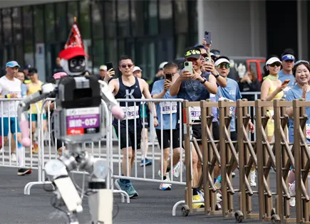 Robot humanoide de Honor gana media marat&oacute;n en Beijing con r&eacute;cord