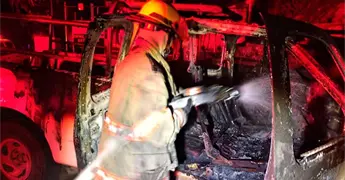 Se quema camioneta en mirador de Micos