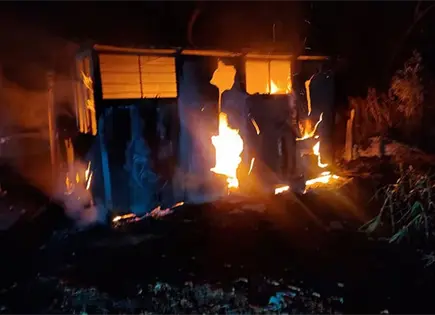 Viciosos le prenden fuego a casa vag&oacute;n