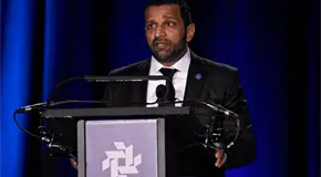 Director de FBI demanda a revista por acusaci&oacute;n de alcoholismo