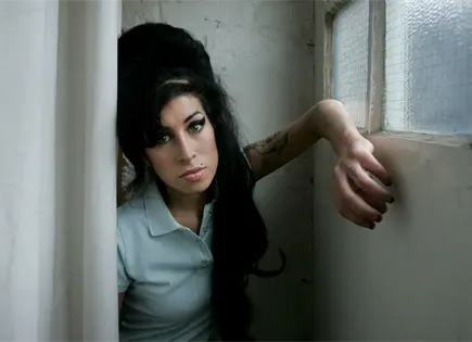 Padre de Amy Winehouse pierde demanda por venta de objetos personales