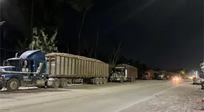 Protestan camioneros for&aacute;neos de ca&ntilde;a