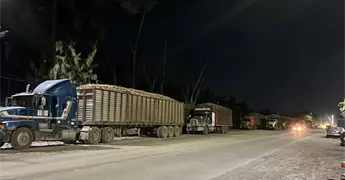 Protestan camioneros for&aacute;neos de ca&ntilde;a
