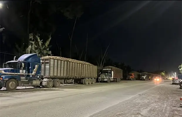 Protestan camioneros for&aacute;neos de ca&ntilde;a