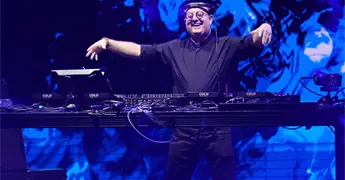 Sacerdote DJ re&uacute;ne a miles de personas en Argentina