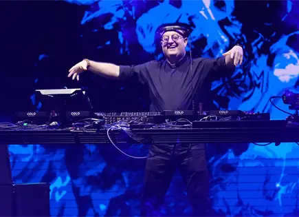 Sacerdote DJ re&uacute;ne a miles de personas en Argentina