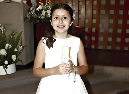 ANA CLAUDIA REALIZA LA PRIMERA COMUNI&Oacute;N