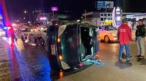 Carro se vuelca en avenida S. Nava