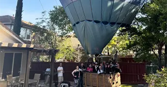 Globo aerost&aacute;tico aterriza de emergencia en jard&iacute;n de Temecula
