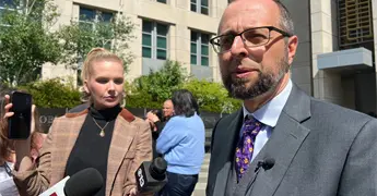 Hombre baleado por ICE en California queda bajo custodia