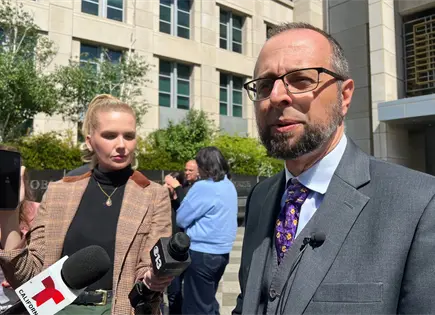 Hombre baleado por ICE en California queda bajo custodia