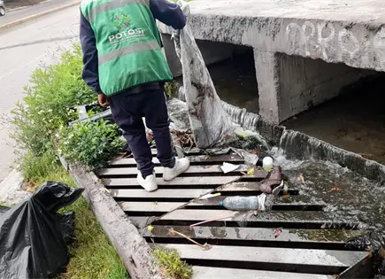 Limpian R&iacute;o Santiago y vialidades tras lluvias en la zona metropolitana