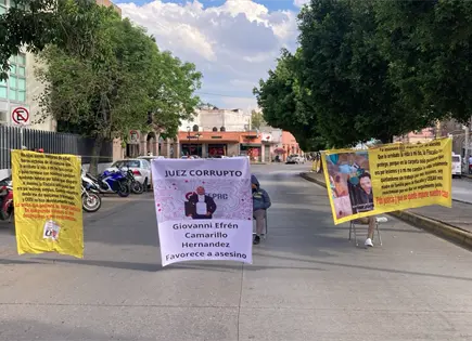 Manifestantes cierran Eje Vial frente a la FGE