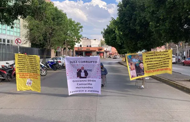 Manifestantes cierran Eje Vial frente a la FGE