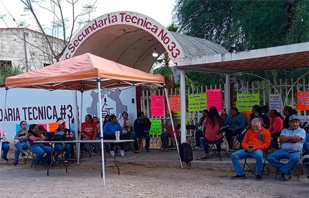 Paterfamilias toman la Secundaria T&eacute;cnica 33