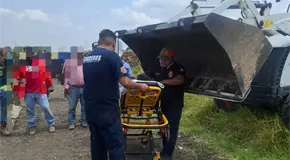 Rescatan a obrero atrapado en zanja tras derrumbe