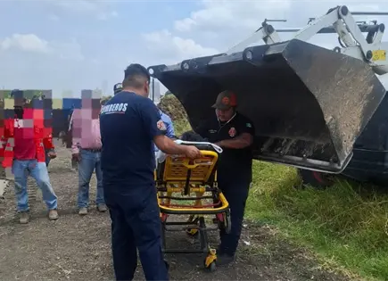 Rescatan a obrero atrapado en zanja tras derrumbe