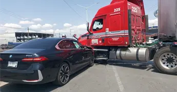 Solo da&ntilde;os en choque entre autom&oacute;vil y tr&aacute;iler en el Circuito Potos&iacute;