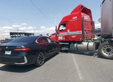 Solo da&ntilde;os en choque entre autom&oacute;vil y tr&aacute;iler en el Circuito Potos&iacute;