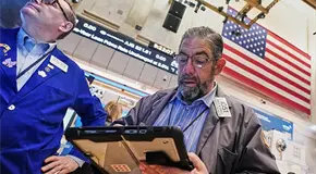 Wall Street cierra en rojo; BMV sube